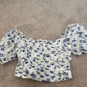 White floral puff sleeve top